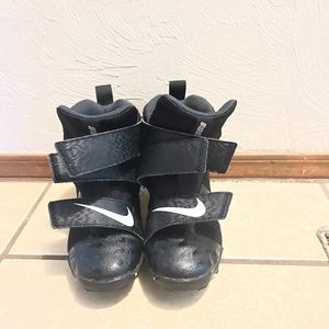 Nike Kids' Force Savage Shark 2 Mid Football Cleats Size 2.5 Youth